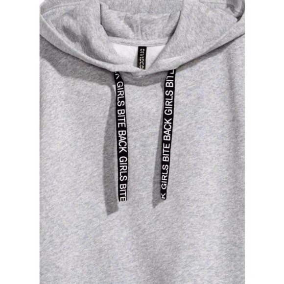 🏷️ 4/$25 H&M Grey Crop Hooded Sweater Short Sleeve Top - Picture 3 of 8